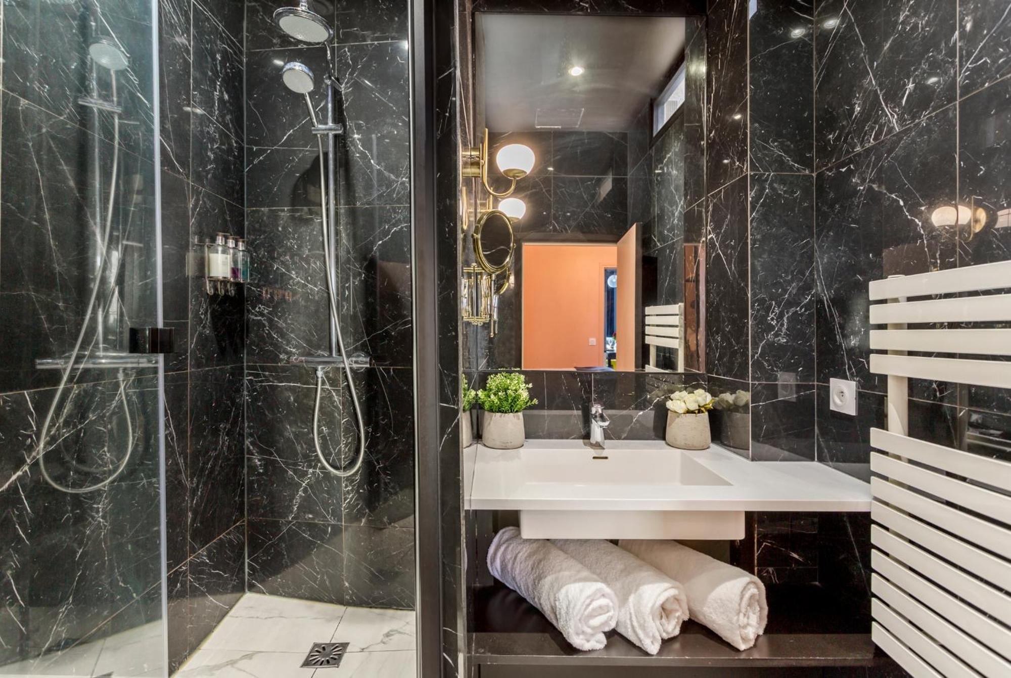 Luxury 3 Bedroom 2 Bathroom Family Loft In Central Париж Экстерьер фото